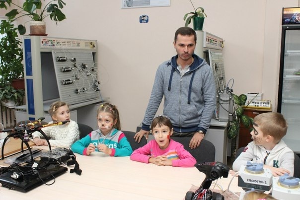 КЛУБ РОБОТОТЕХНІКИ ДЛЯ ШКОЛЯРІВ